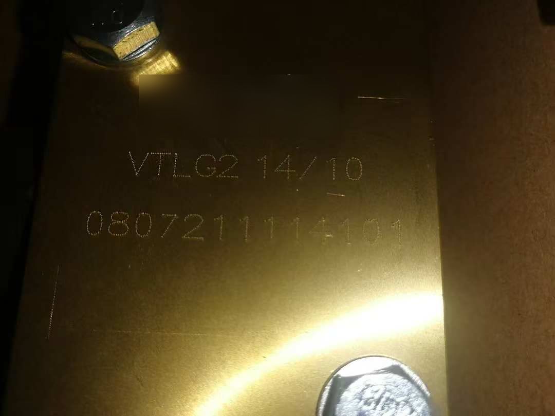 激光刻字的黃銅油氣分配器塊，顯示型號與序列號