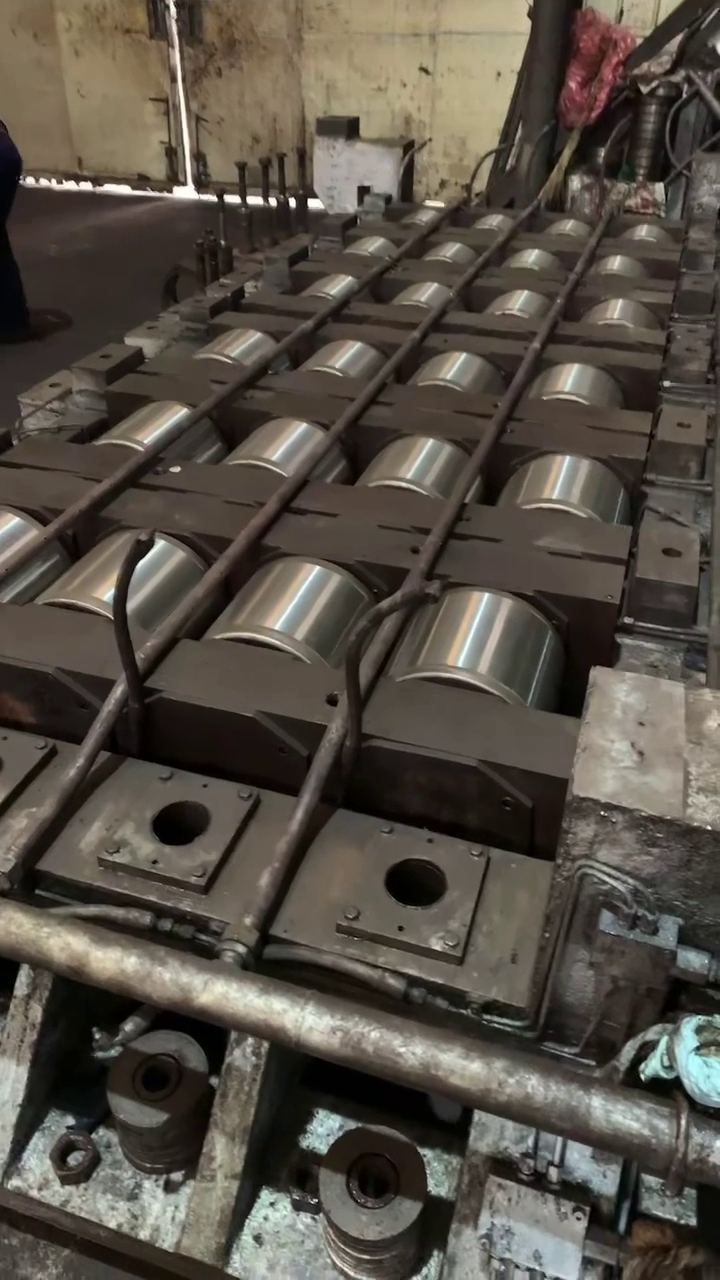 兩排錯列拋光矯直機輥安裝在機架內，油氣潤滑管線橫跨軸承座