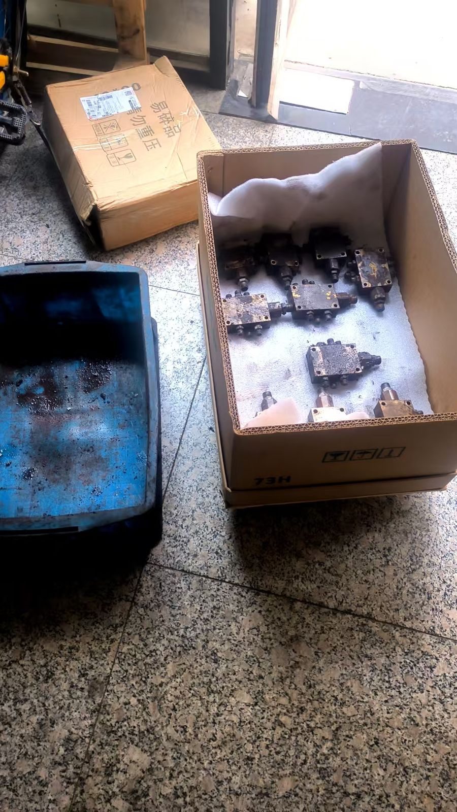 從紙箱中取出、泡沫包裹的新黃銅容積式油氣分配器塊